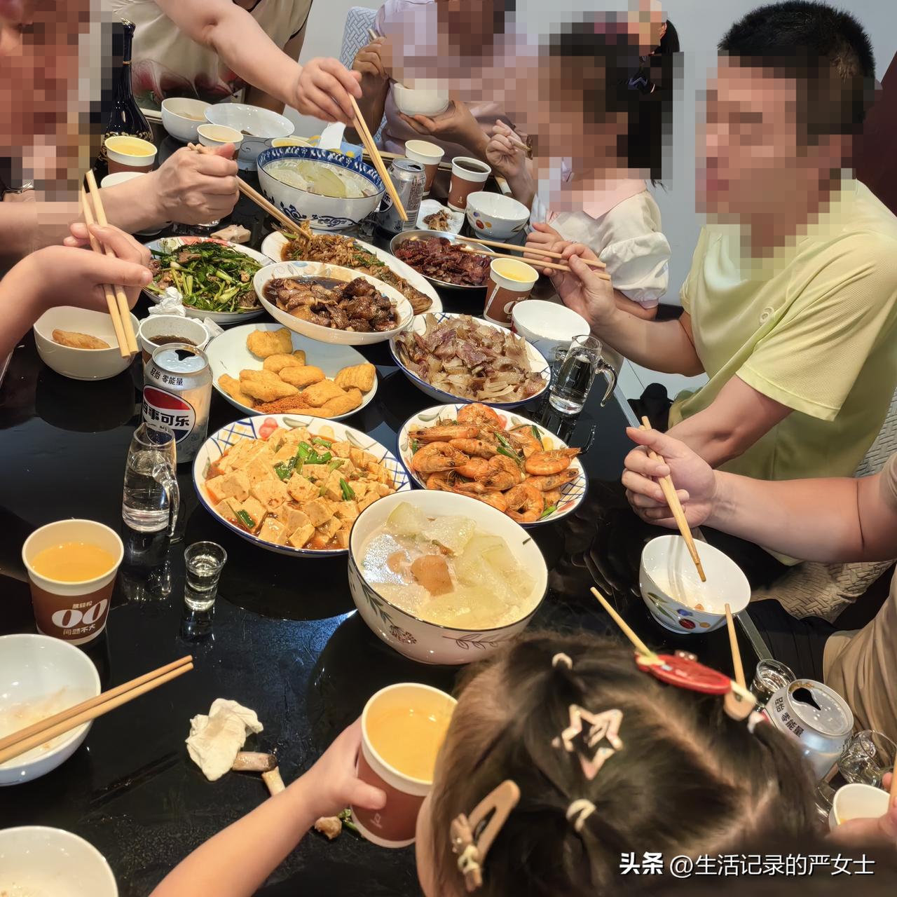 老公今天终于又喝上酒了，4个人喝了一瓶青花郎。

自从今年3月份，老公在医院检查