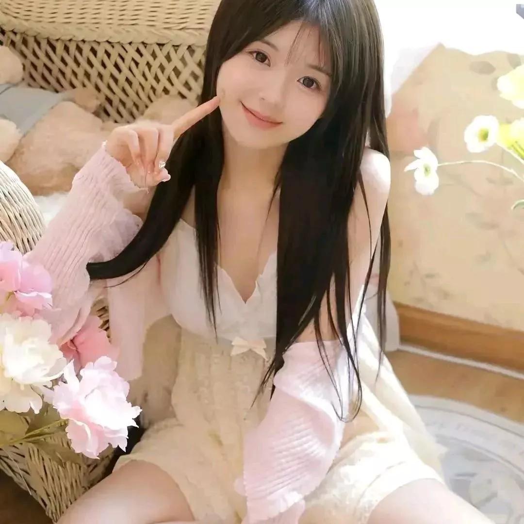 温柔甜美的少女，花海中的自拍，温柔可爱。自然美少女自拍 精致少女自拍 甜美自拍 