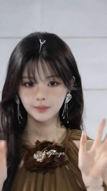 杨超越露背包臀裙贵妇味有了杨超越露背鱼尾裙妈妈级别这个大美背，你们都不许跟我抢，