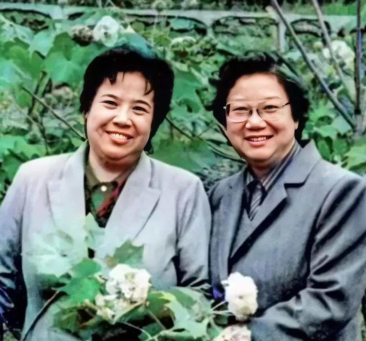 罕见彩色近照：邵华将军与刘思齐，红色姐妹的晚年温情
 
这张珍贵彩色近照，定格了