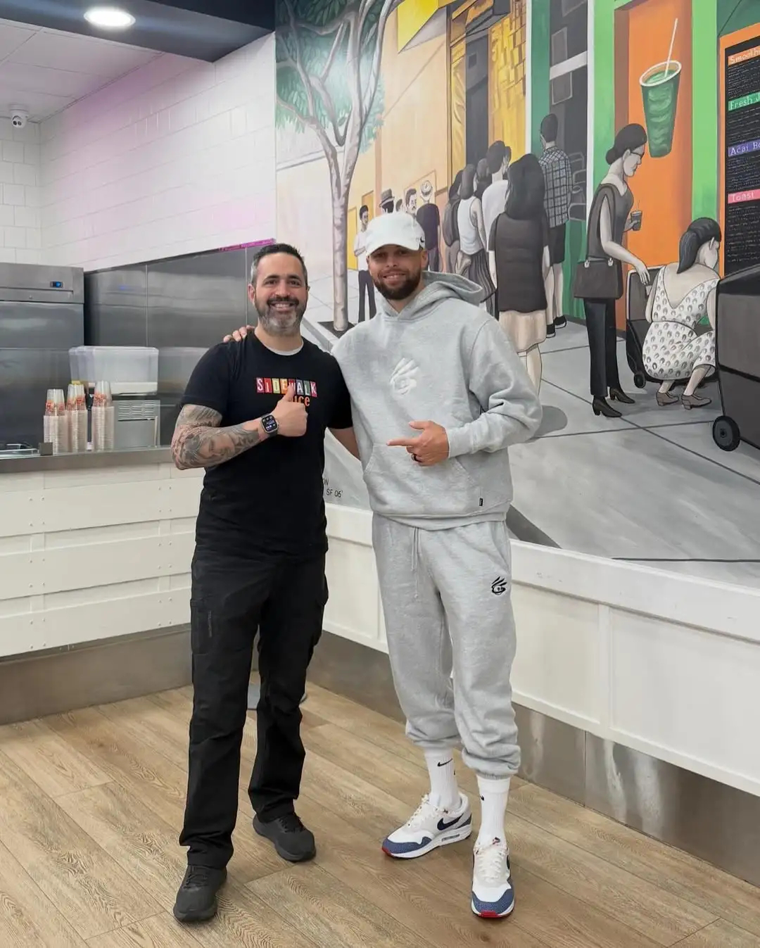 强强联合！库里品牌与高端高尔夫潮牌Malbon建立合作关系。照片中的库里身着一席