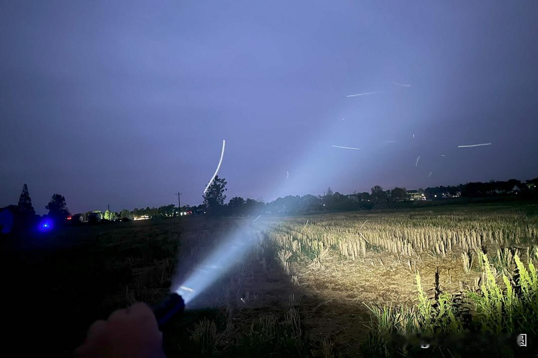 你们问我走夜路怕不怕，当然不怕啦，我喜欢唱歌[我想静静]然后

步入深夜的奇妙旅