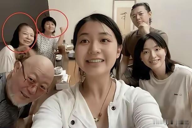 霍尊一家人同框！亲妈仲小萍和继母相邻而坐。

身边同事也有类似的家庭状况，也能和