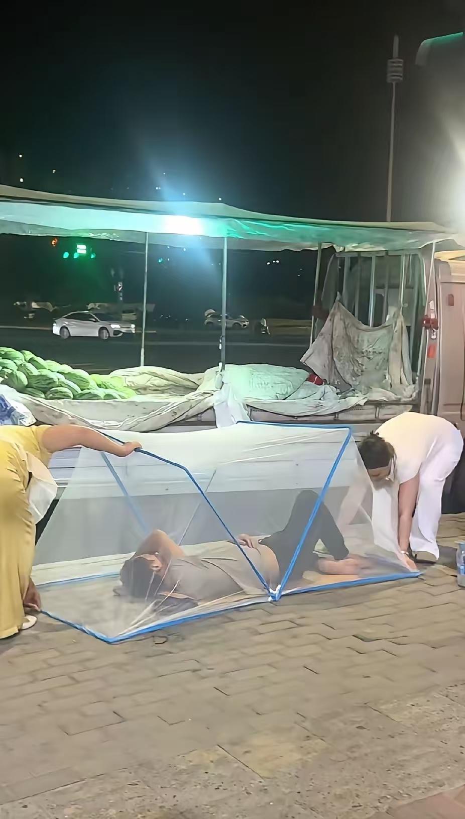 深夜1点多钟了，一名女子无意间从窗口看了看外面街头，接下来的一幕，让人直呼感动了