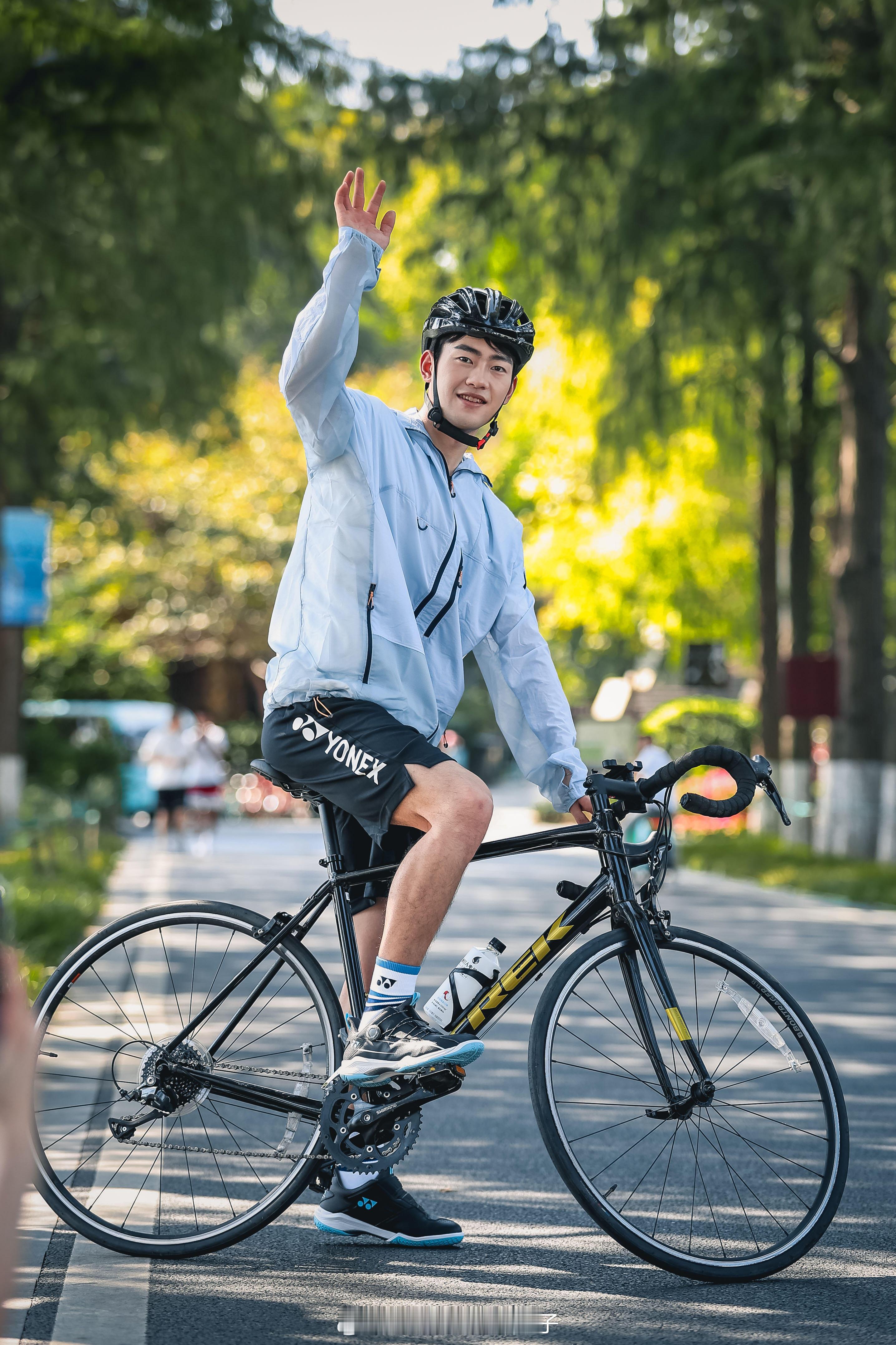 王昶梁伟铿骑行图，十月冲冲冲！梁王组合健康涨球！！！[666] #王昶点赞# ​
