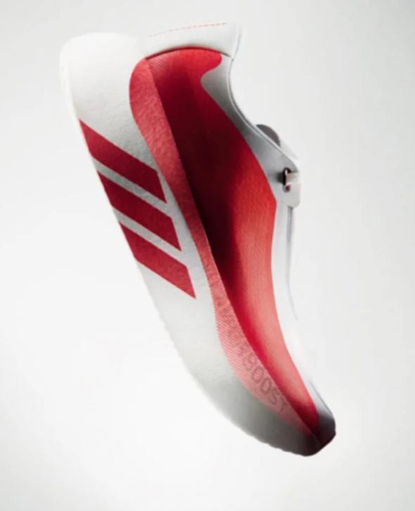 谁说慢跑鞋必须带板？阿迪达斯开年就扔出“王炸”，首款无板轻弹跑鞋HYPERBOO