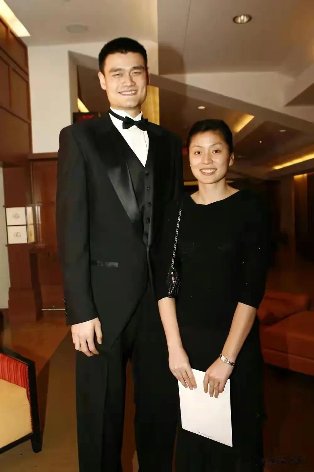 咱还是分房睡吧，我实在受不了你了！“姚明的妻子叶莉抱怨。只因为当时姚...