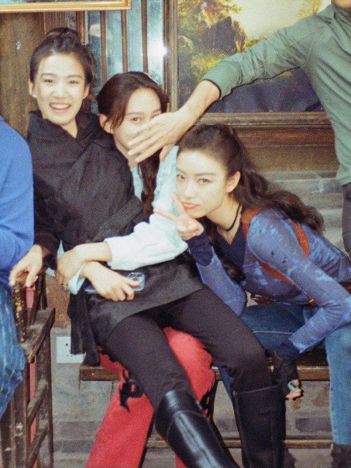 卢昱晓把倪妮摇来了 卢昱晓把倪妮摇来了，看到倪妮为卢昱晓新剧助阵，这样的友情真美