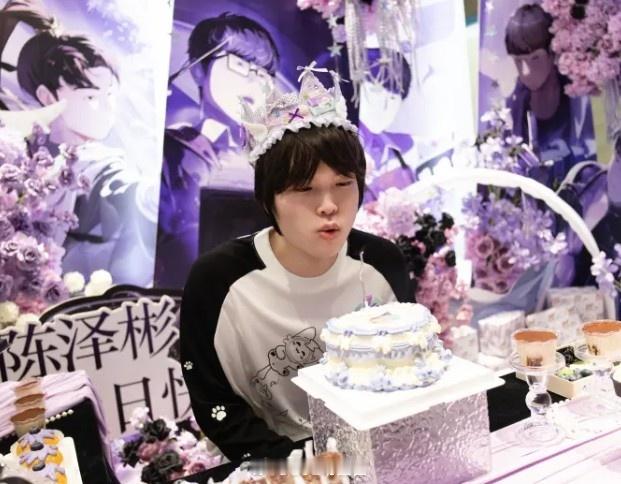 越来越美了！BLG晒bin生日返图：皮肤白嫩五官柔美吹蜡烛！！bin有一种阴柔的