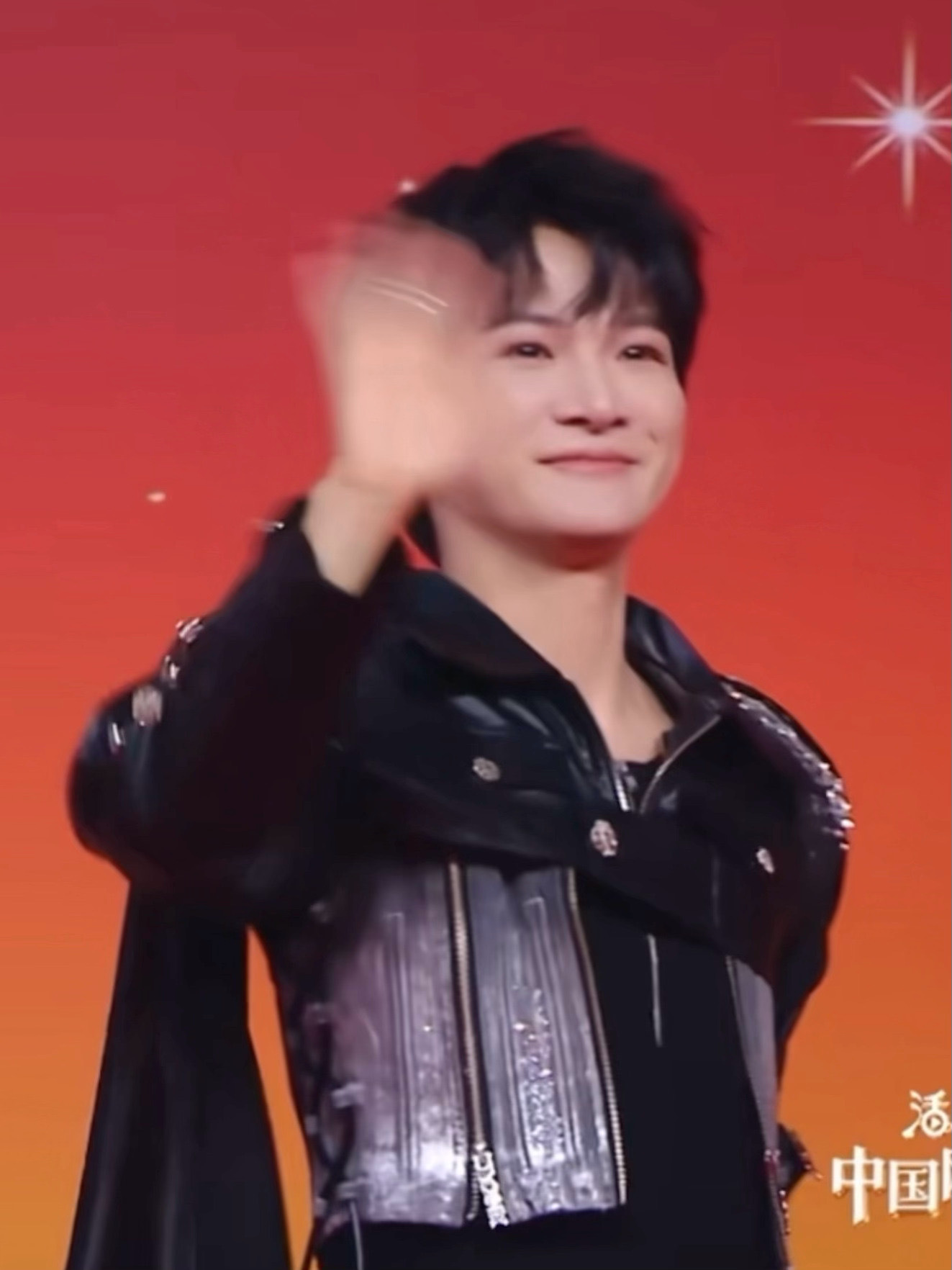 周深一走红毯就会变成雨刮器，好真诚好可爱！ 