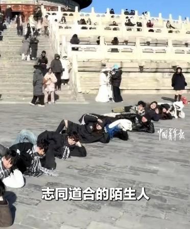 侵华日军南京大屠杀遇难同胞纪念馆前，总有很多年轻面孔。这次热搜里特别提到，许多大