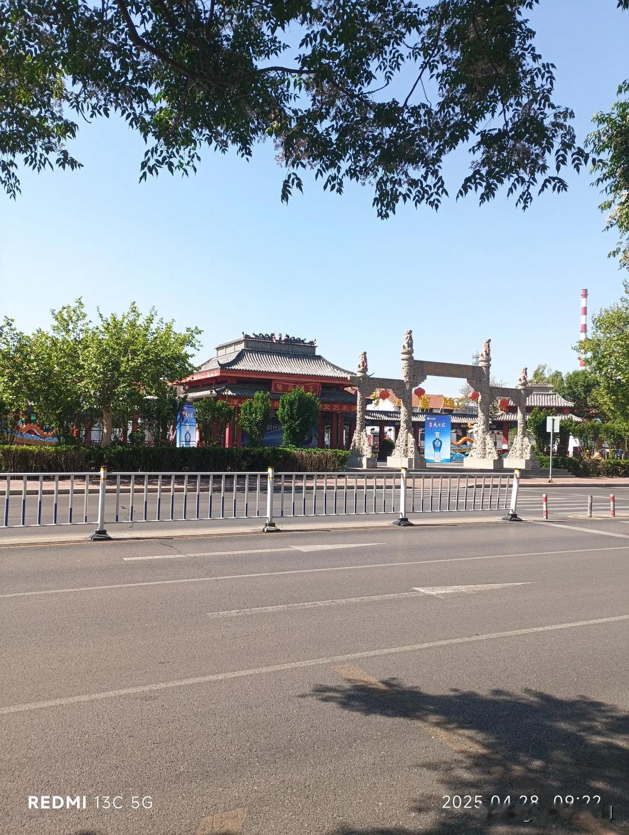 兖州古城新貌提升的样板与契机！
兖州龙桥社区南、府河北岸新改建的百姓广场是近几年