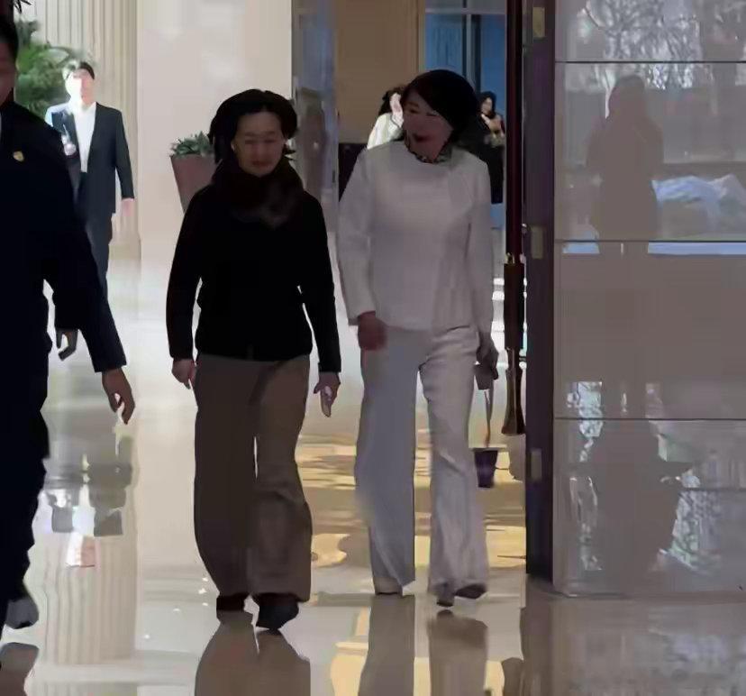 63岁何超琼现身天津，戴紫貂围巾穿老布鞋，平和又自带气场 