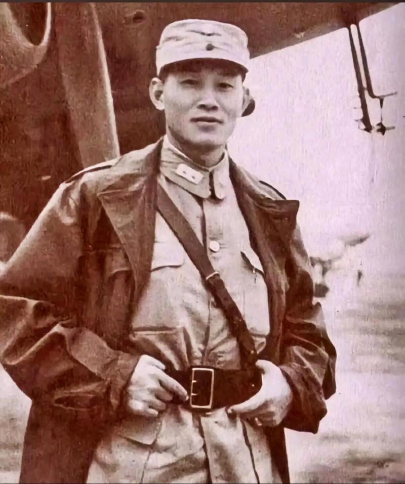 1951 年，孙立人脱了衣服上床睡觉，习惯性地搂住老婆，却发现手感不对劲，他一怔