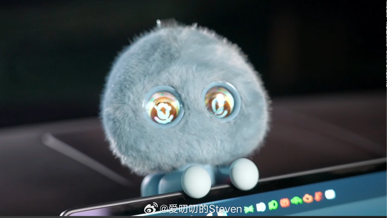 华为乾崑把AI伙伴实体化了，名字叫“哈蒙蒙”。所有对车机小艺的语音指令都会通过“