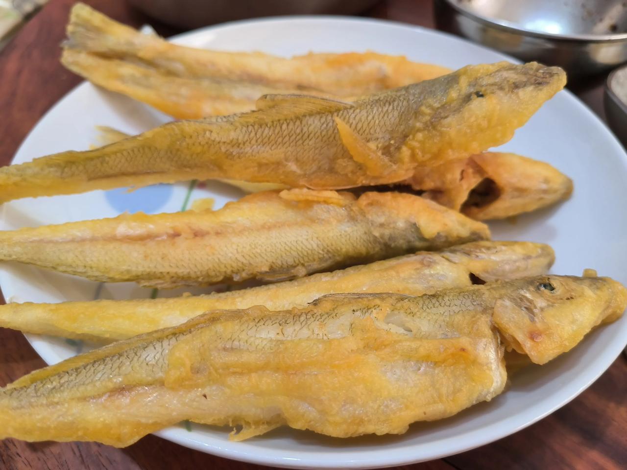 日料里的高级菜式鱚鱼天妇罗，就是我家的家常菜炸沙钻鱼[偷笑]