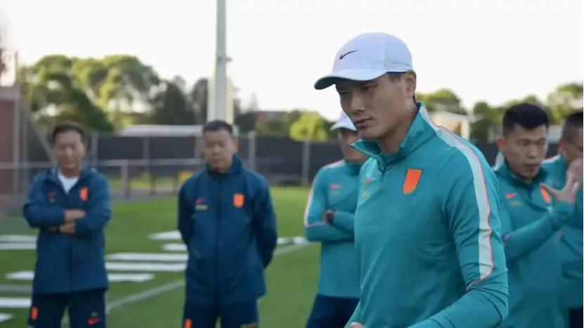 邵佳一训练亲力亲为，和球员一起跑步，指导队员如何跑位穿插，邵佳一以身作则，真的很