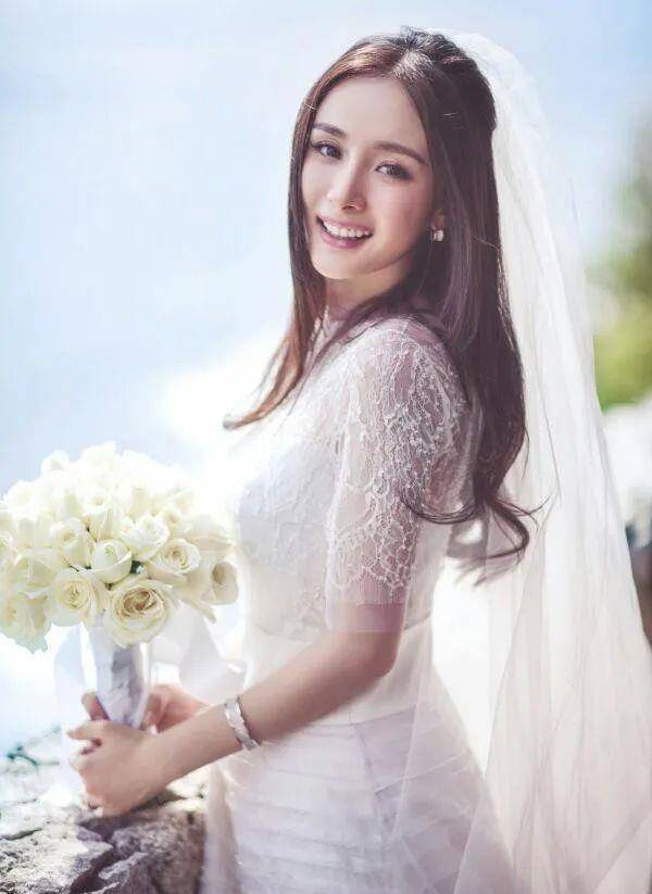 明星的结婚照，还会说吴千语的婚纱寒酸吗 ​​​