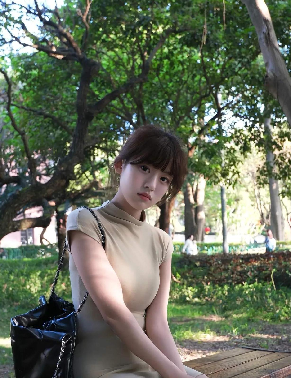 不是很美，但很耐看
这种长相的女生还是头一回见，朋友说这种女孩不但适合居家过日子