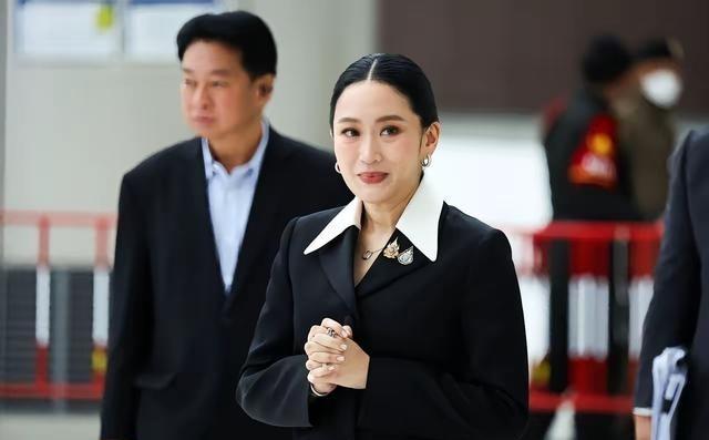 泰国总理阿努延，这时候明显地可以看得出得到军方和王室大力支持，而佩通坦却失去了这