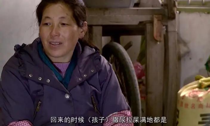 人性究竟有多“恶”？一个女人，挑起了17年的挑夫重担，靠着双手养活三个孩子，默默