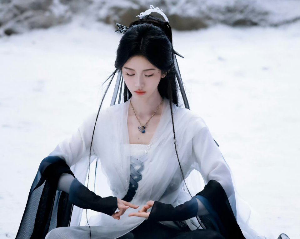 这把养颜局，使我从此不敢见观音，谁是你心中的玉面观音呢? ? ?1.鞠婧祎2.周