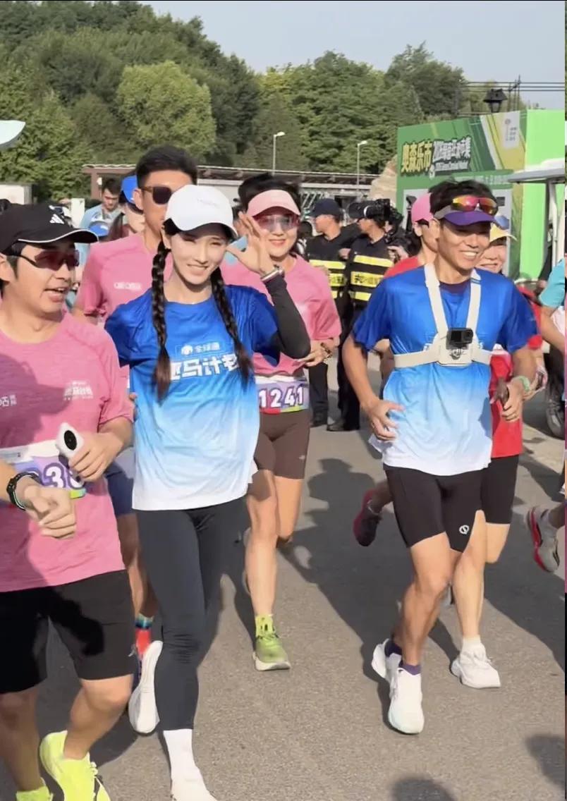 重磅偶遇！李美珍、吴浩然清晨现身北京奥森，和本地跑友一同晨跑互动。
两人此番亮相
