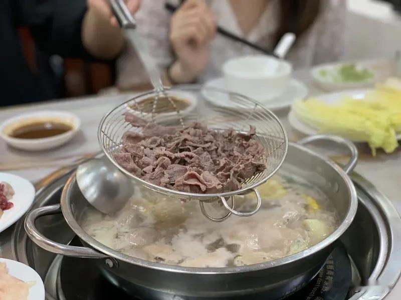 今儿个来个美食打卡，给大家分享两家宝藏店。
端午去潮汕旅游，杏花吴记牛肉火锅真的