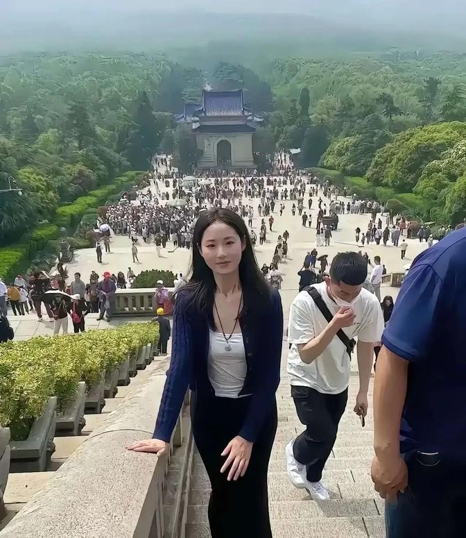 女票去景点拍照，说人太多，让我帮她P一下照片。看看我的P图技术咋样？这效果还行不