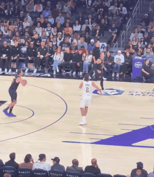 迎难而上！拉拉维亚隔扣阿伦？整个上半场，拉拉维亚4投4中，拿到9分，正负值+14