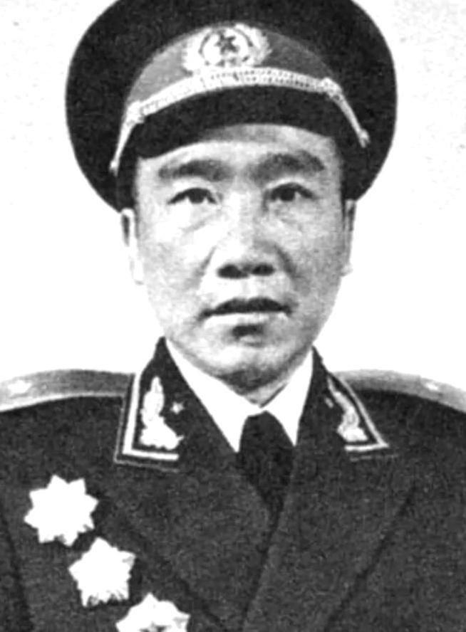 1955年授衔仪式上，他因不满军衔过低，当场愤然扯下肩章。临终前特意嘱咐：入殓时