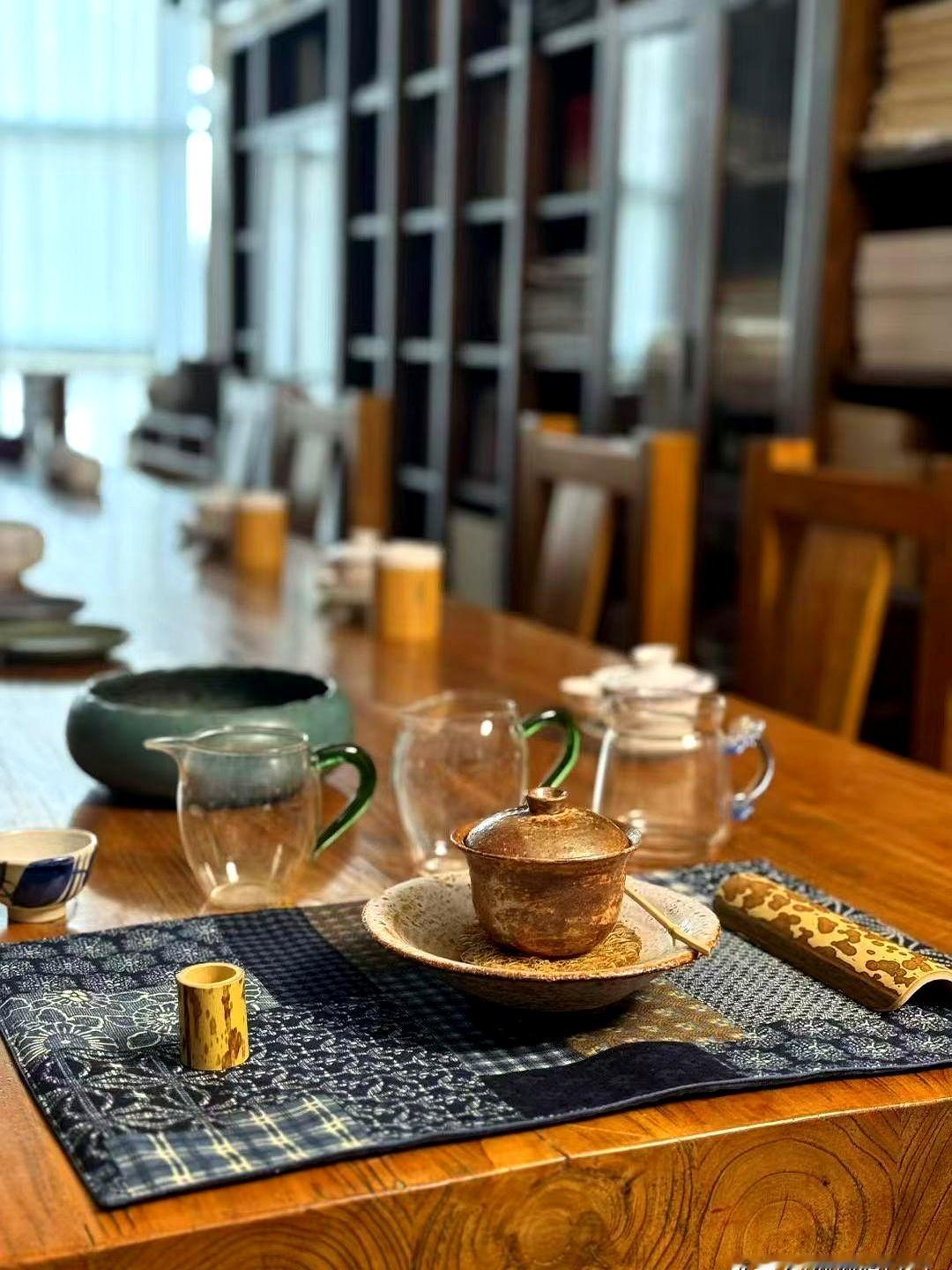 周六电梯口，提着油盐酱醋，他上楼，她在楼下躲开负能量。
下来后顺路去医院开药，再