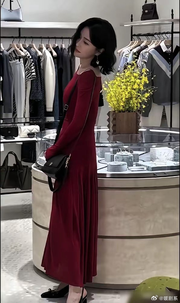 别再喊话魏大勋求婚了，你根本不知道这对姐弟在玩什么。 台上隔着十米远，秦岚领奖他