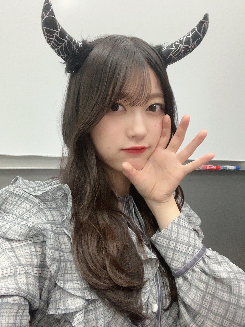 幸阪茉里乃「この日はハロウィンが近かったので、メイクさんがツノをつけてくれました