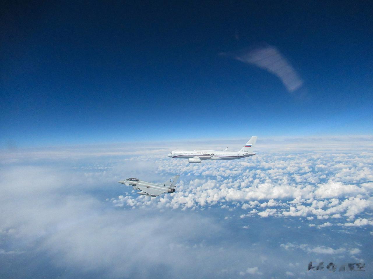在爱沙尼亚的英国皇家空军台风机紧急升空“拦截”俄罗斯空天军一架在国际空域飞行的T
