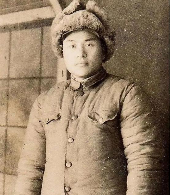 1942年，侦察股长凌少农，私下向日本人购买布料，对方说：“你看起来像军人？”凌