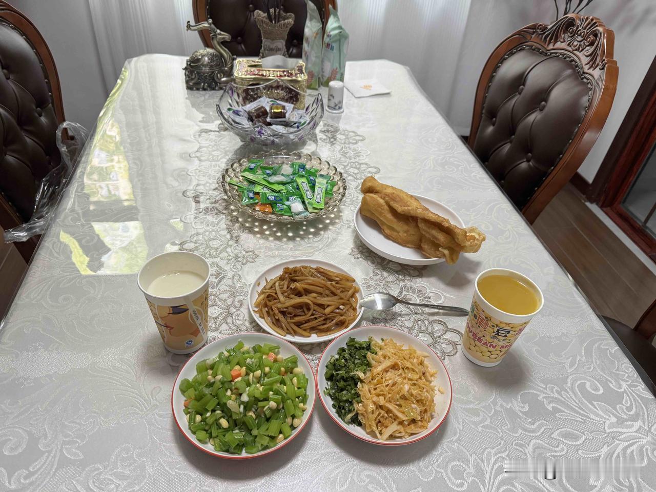 今天二十一到三十二度，下午4点左右有大暴雨。现在的天气昏昏沉沉，没有看见太阳。