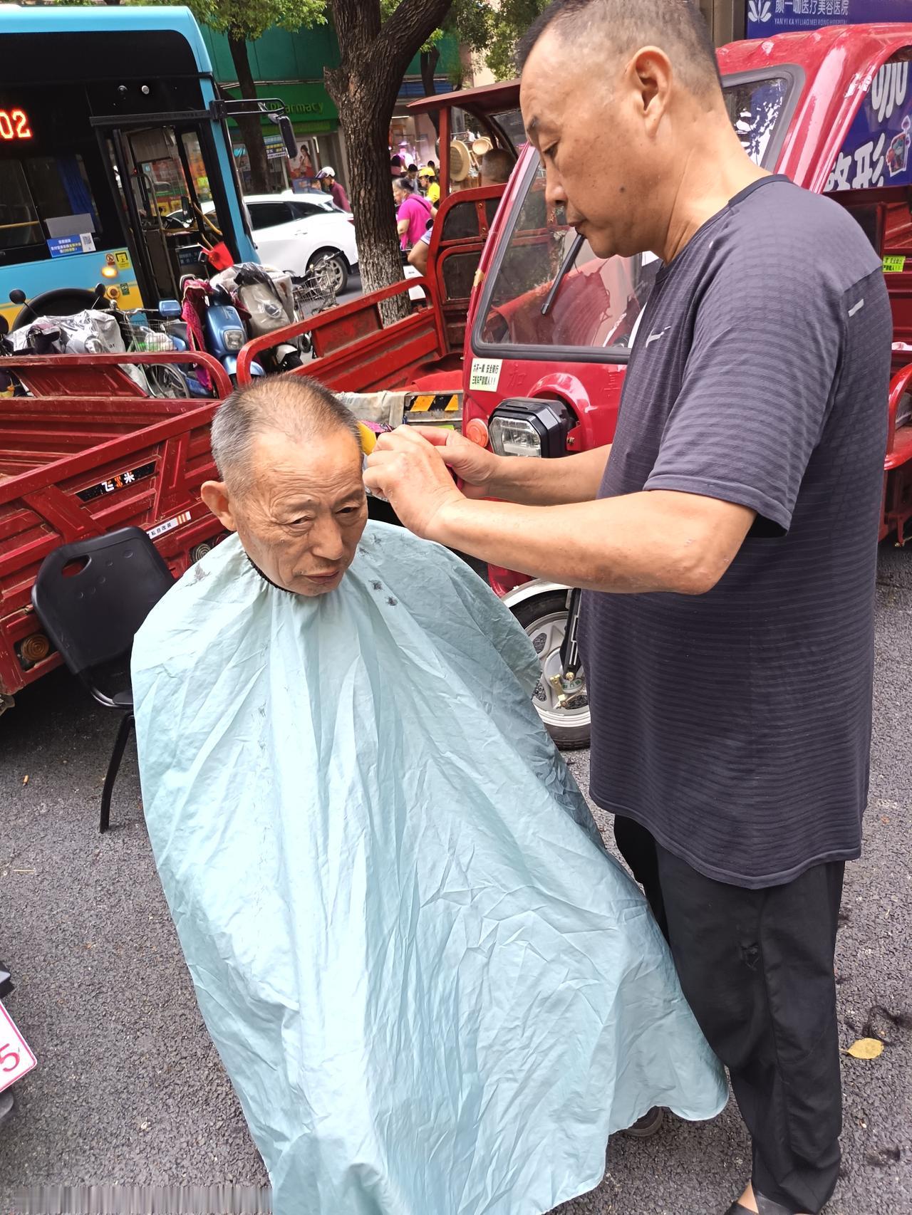 我一直都喜欢平头，头发长长一点就不舒服，就要去理发。

我理发的定点就在我隔壁小