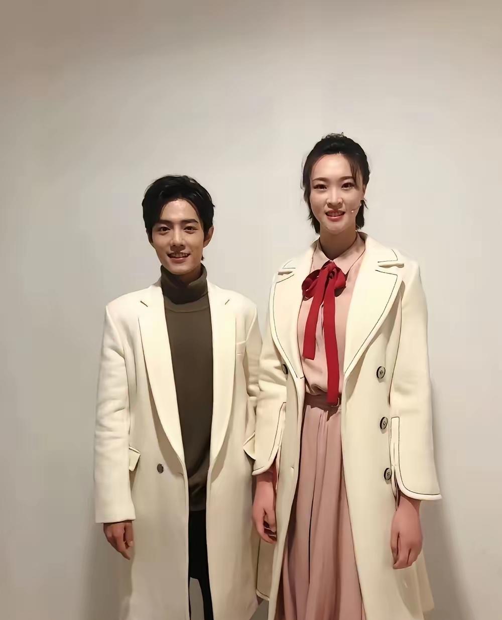 是啊，如果惠若琪是 1 米 9，那肖战是绝对没有 1 米 83，他们两个照片上的