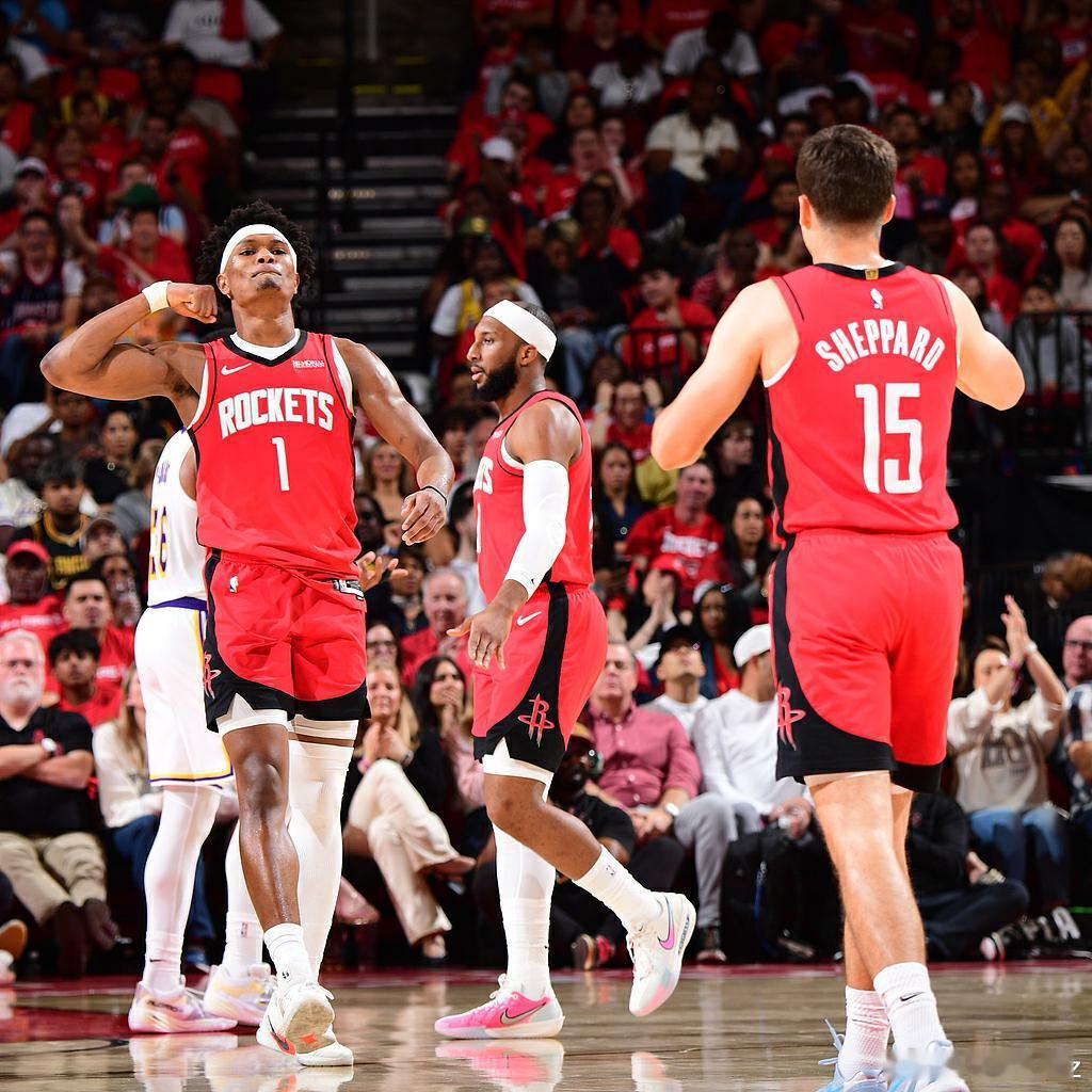 绝境扳回一城！火箭大胜湖人1-3 詹姆斯9投得10分阿门23+7nba季后赛 N