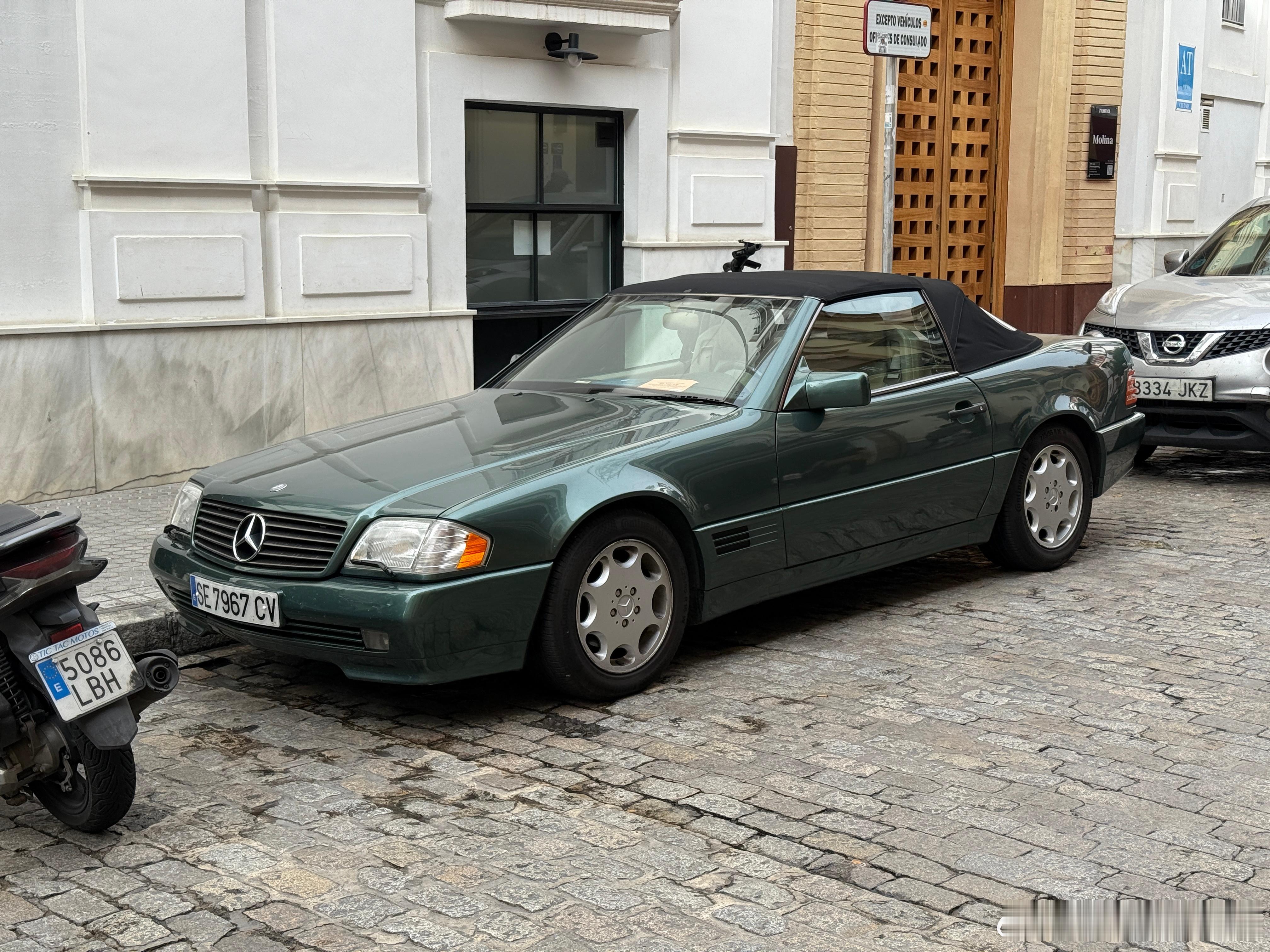 在西班牙难得见到如此精神还是绿色的129 SL500 