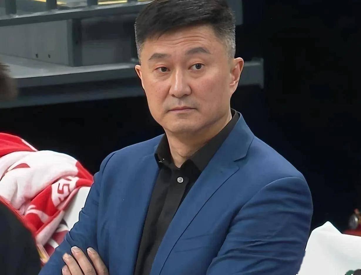 广东队又崩了！领先福建队18分却惨败12分，这锅真不该徐杰和奎因背，有一人才是罪