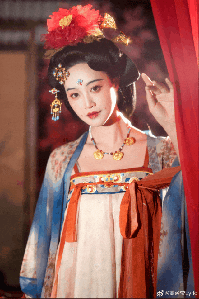 35岁蓝盈莹唐妆大片，意外出圈！网友喊话：内娱古装，请按这个水准来。

偶然刷到