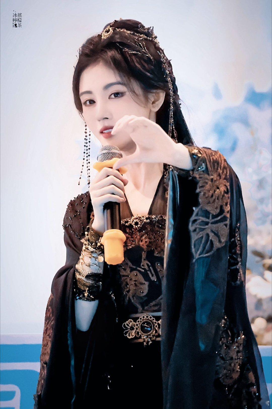 郭敬明 妆造 我觉得郭敬明的眼光还是很不错的，就比如大梦归离的妆造都很好看，小鞠