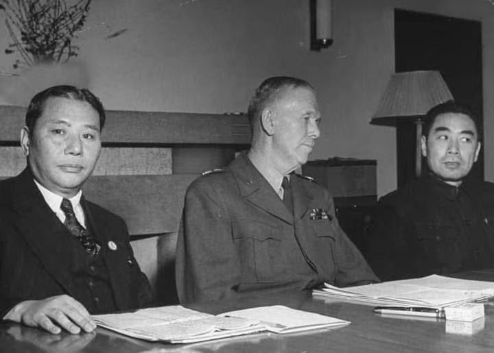这是抗战胜利后，马歇尔调停时期的历史留影？

与马歇尔、周总理合影的是谁？大家认
