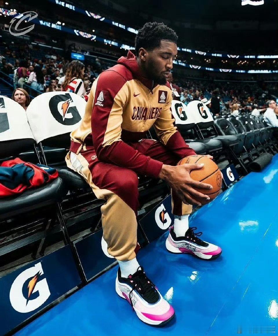 明天上午8点半，在五星体育电视直播骑士VS勇士。两支球队曾经在2015-2018