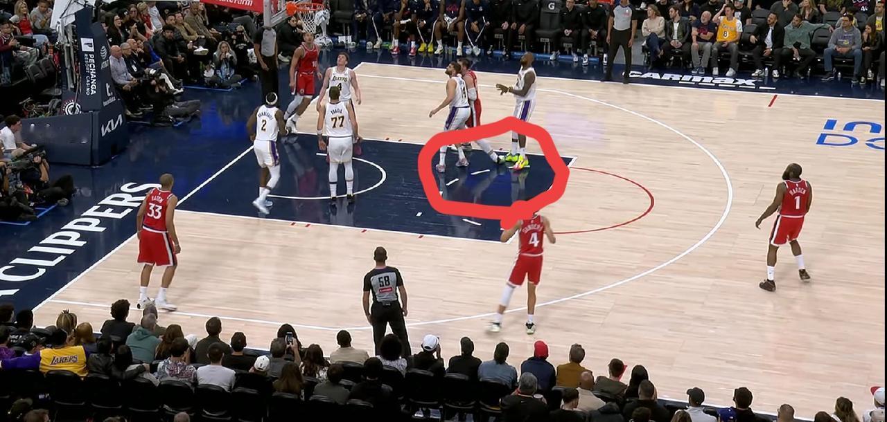 雪上加霜！祖巴茨踩到詹姆斯脚背扭伤脚踝！

快船在本赛季的战绩本就非常糟糕，已经