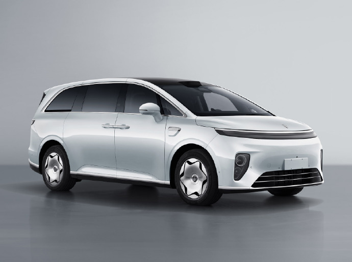 从外观看享界V8——智界V9——尊界V800很明显享界走的是家庭风，科技风尊界走