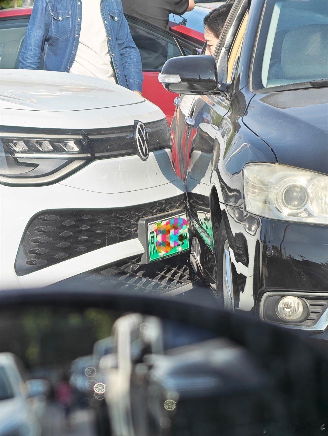 辅助泊车是多么的重要！眼瞅着这黑车把白色大众给蹭了… 