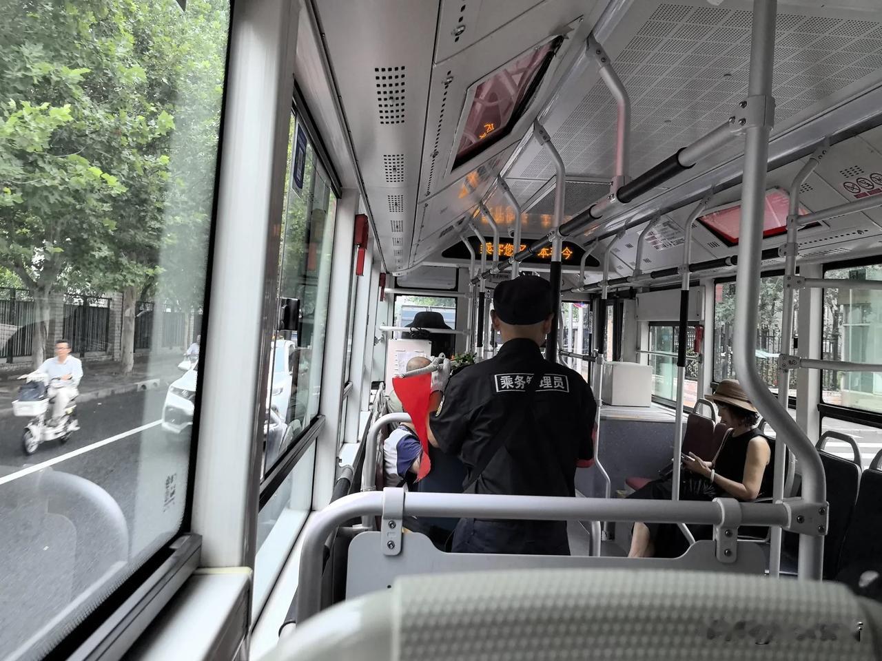 雨后 ，开往颐和园分向的469公交车上，人不多，而且几乎都是持敬老卡的乘客。